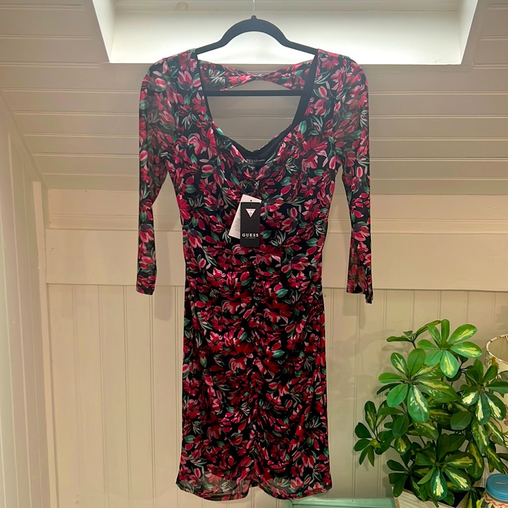 Guess Floral ruched stretch dress. Beautiful floral pattern. Lined. BRAND NEW.